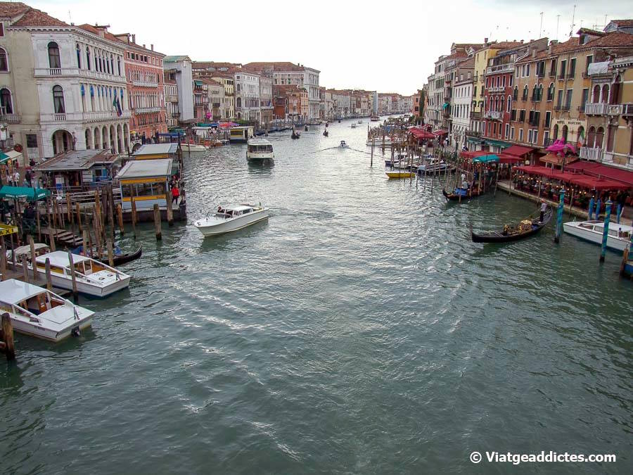 Vista del Gran Canal desde uno de los puentes de Venecia