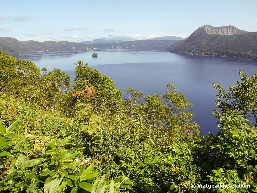Vista del llac Mashu i del cràter del volcà Mashu-dake (Parc Nacional Akan Mashu, Hokkaidō)