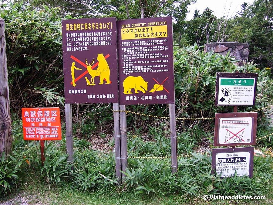 Carteles informativos en la entrada del parque nacional Shiretoko (Hokkaidō)