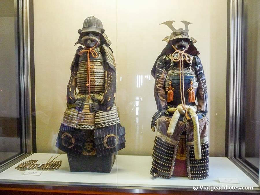 Armadures dels antics guerrers samurais en el museu del castell d'Himeji (Himeji, Honshū)