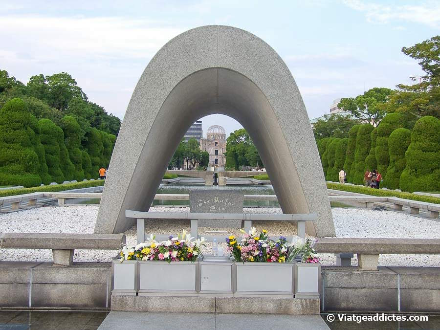 Memorial en honor a las Víctimas de la Bomba Atómica, con la Cúpula al fondo (Hiroshima, Honshū)