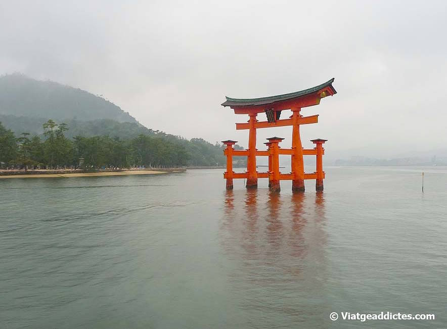 El Grande Torii rojo, la puerta de acceso en la isla-santuario de Itsukushima (Itsukushima, Honshū)