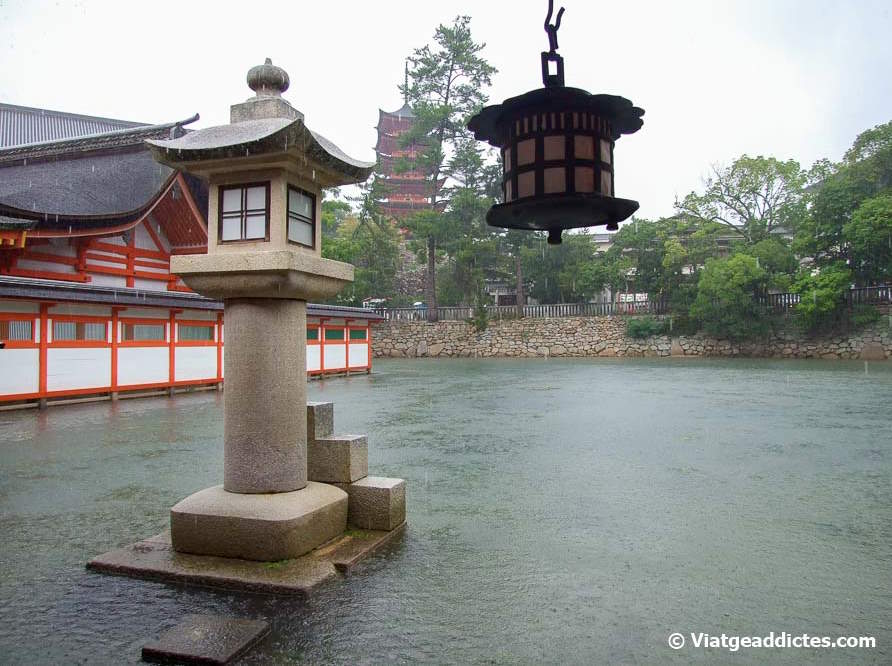 El santuario flotante de la isla de Itsukushima en un día de lluvia (Itsukushima, Honshū)