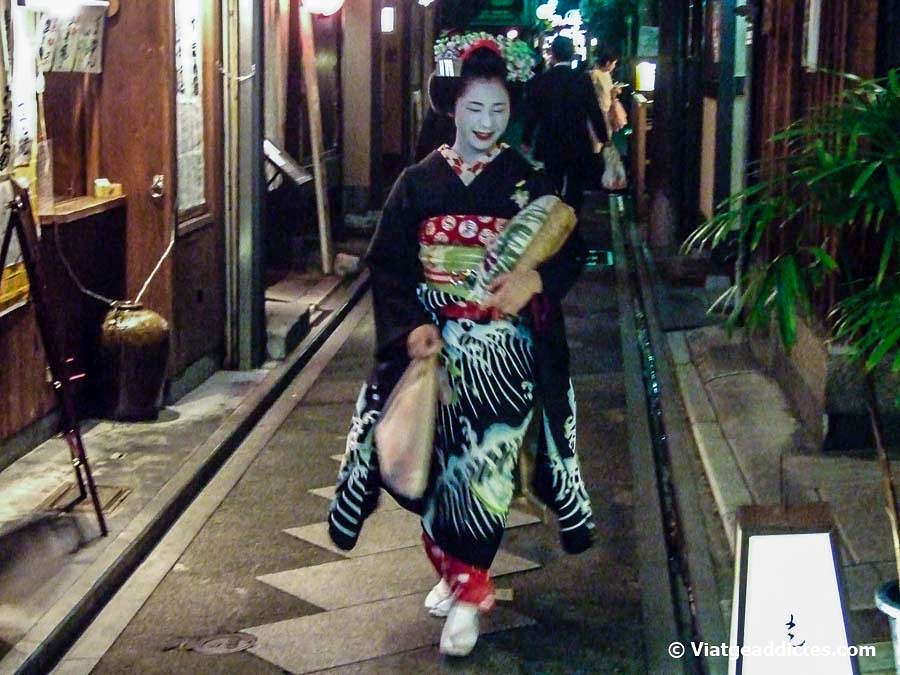 Geisha paseando por una calle del barrio de Gion (Kyoto, Honshū)
