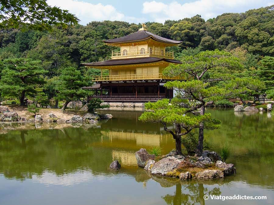 Vista de Kinkaku-ji o templo del Pabellón Dorado (Kioto, Honshū)