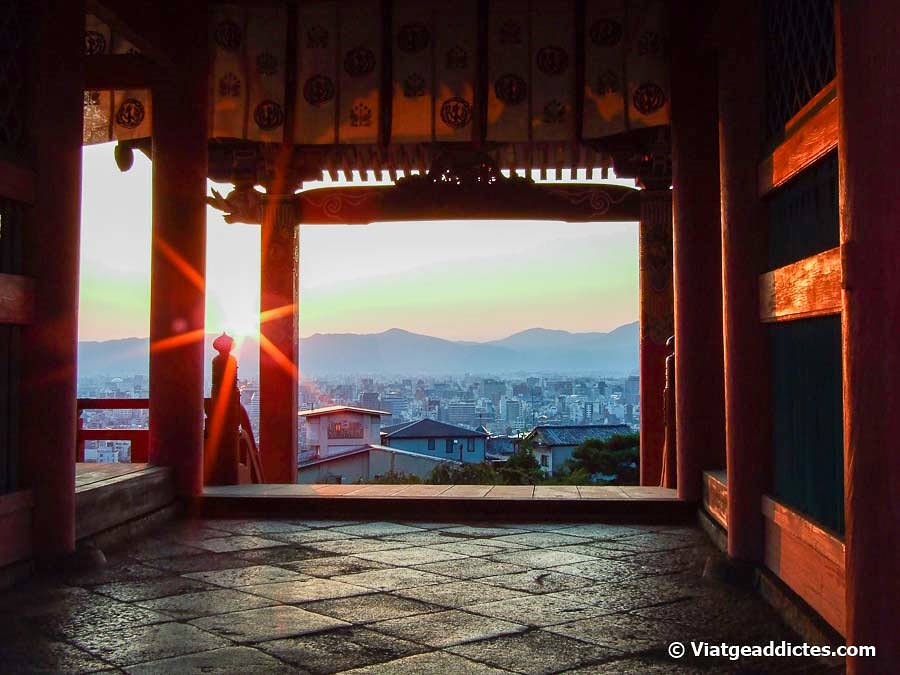 Puesta de sol sobre Kioto desde el templo Kiyomizu-dera (Kyoto, Honshū)