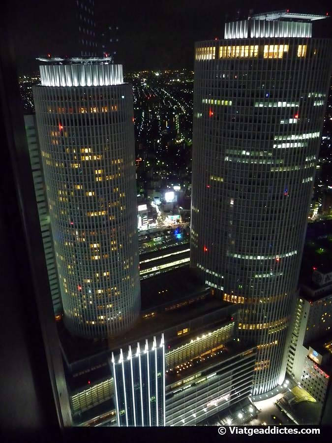 Vista nocturna de las JR Central Towers desde el mirador Sky Promenade del rascacielos Midland Square (Nagoya, Honshū)