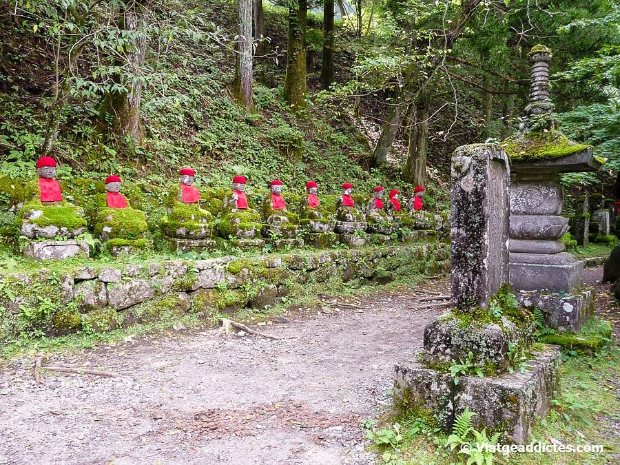 Algunes de les estàtues guardianes en el Kanmangafuchi Abyss (Nikko, Honshū)