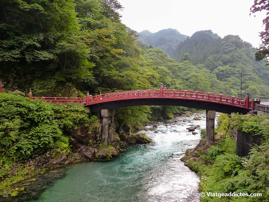 El puente Shinkyo, entrada en el Parque Nacional de Nikko (Nikko, Honshū)