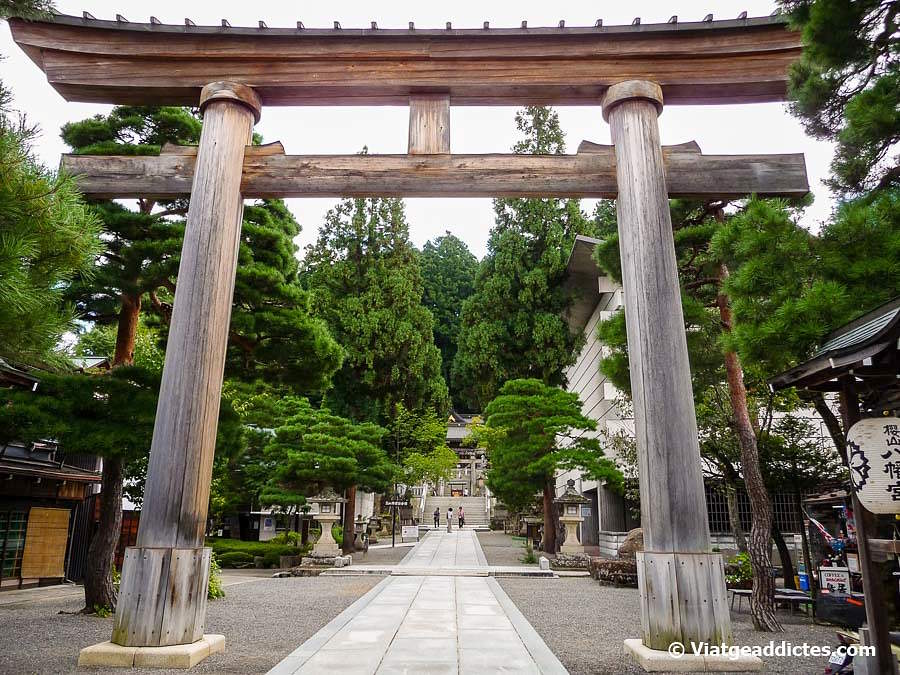 El torii de entrada al templo Sakurayama Hachiman (Takayama, Honshū)