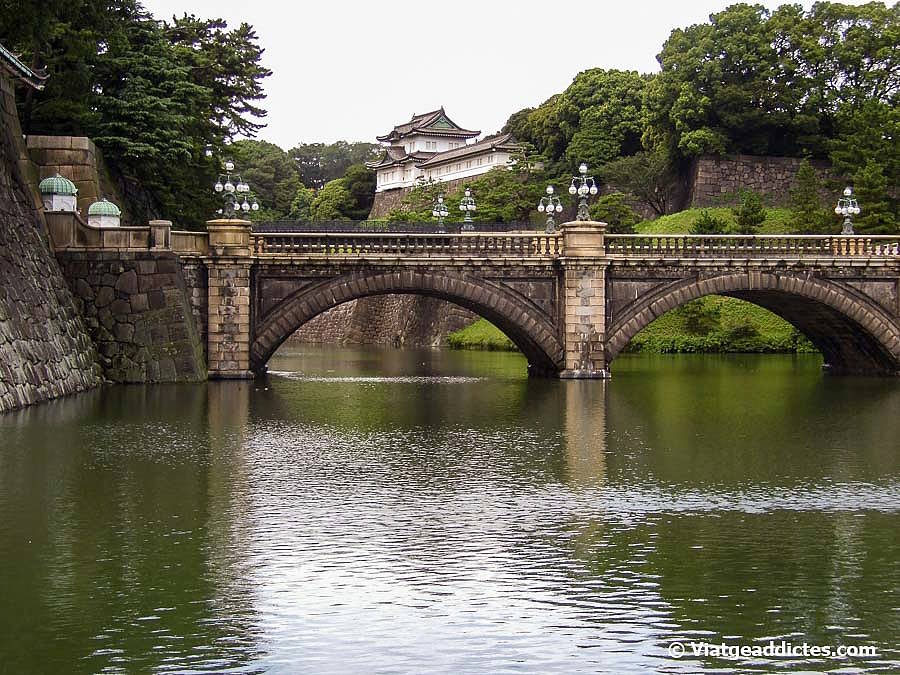 El elegante puente de piedra Seimon Ishibashi que da acceso al Palacio Imperial de Tokio (Tokio, Honshū)