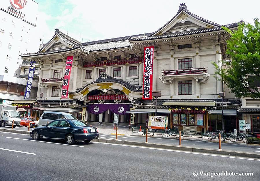 La fachada del edificio del Teatro Kabukiza, en el distrito de Ginza (Tokio, Honshū)