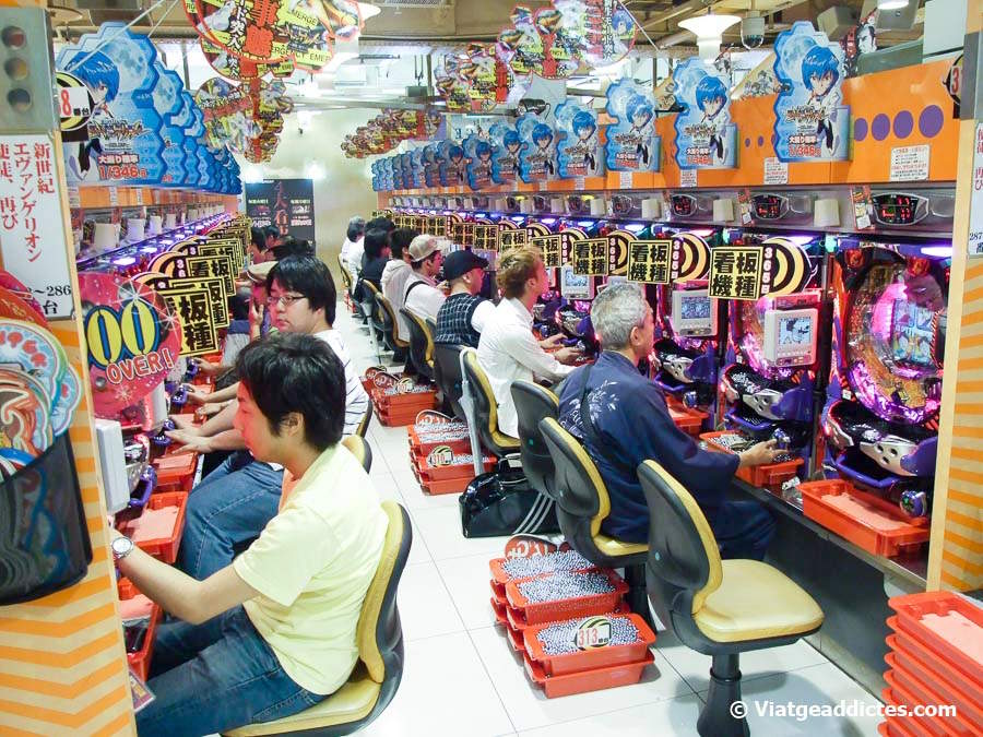 En l'interior d'un pachinko, un sistema de joc genuïnament japonès