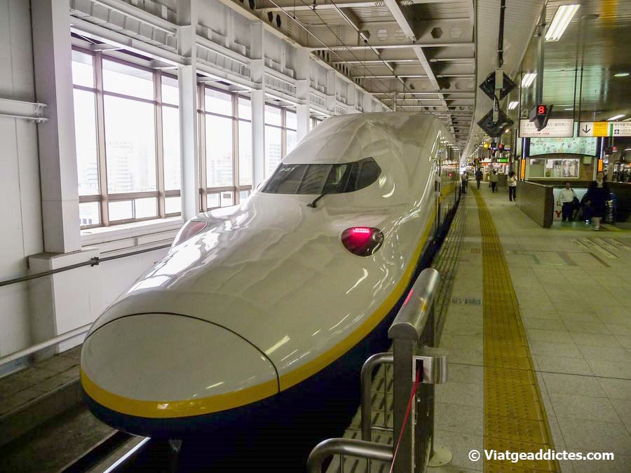 L'espectacular Max Yamabiko 2F, un tren bala (shinkansen) en l'estació de Sendai (Honshū)