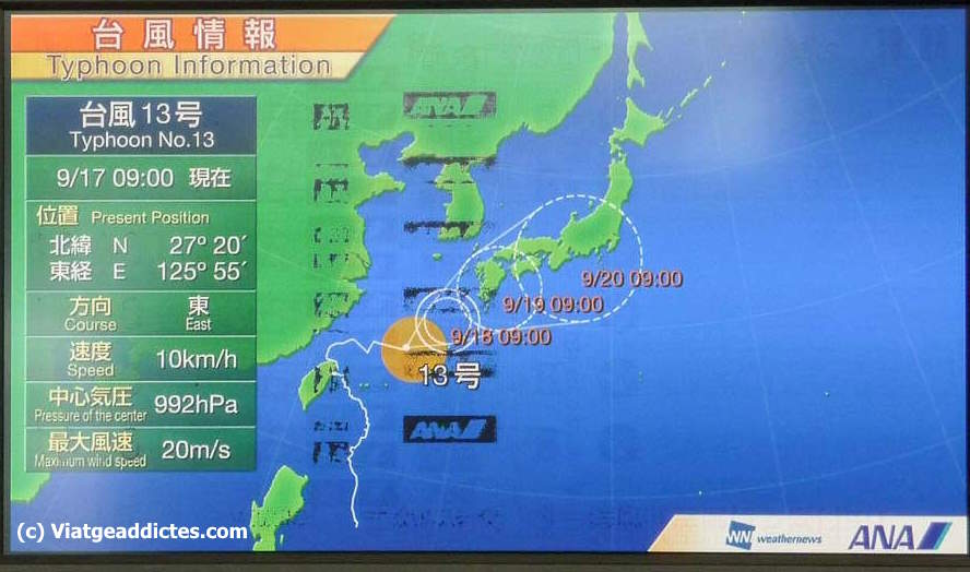 Previsión de la evolución del tifón nº 13 en los monitores del aeropuerto de Fukuoka (Fukuoka, Kyushu)
