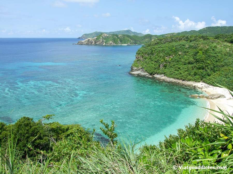 Vistes sobre la platja d'Hizushi i la costa occidental de l'illa d'Aka (Aka, illes Kerama, Okinawa)