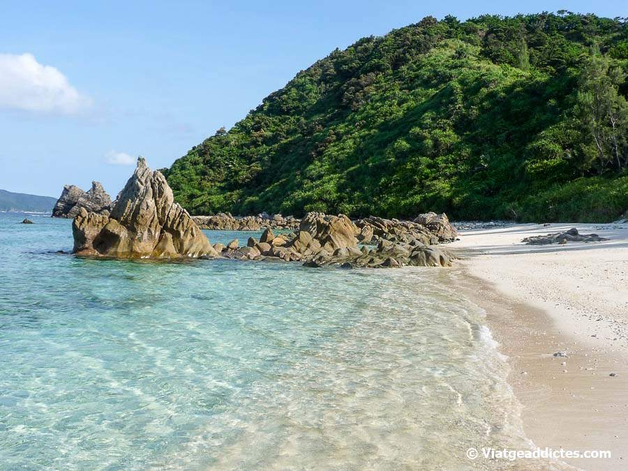 Aguas cristalinas en la playa de Nishihama (Aka, islas Kerama, Okinawa)