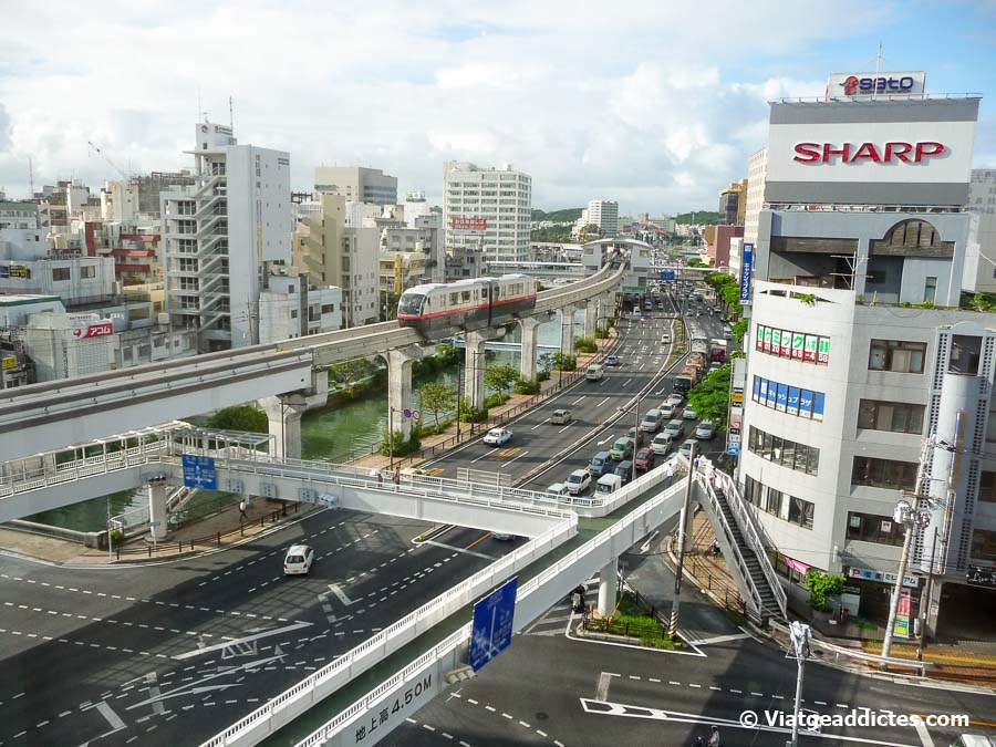 Vista elevada sobre la ciutat de Naha i el seu monorail (Naha, illa d'Okinawa, Okinawa)