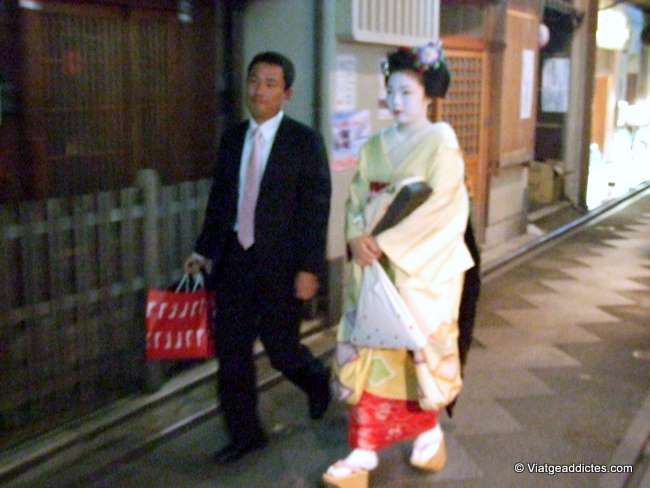 Una geisha y su acompañante en Gion