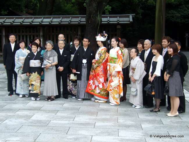 Foto familiar de una boda japonesa