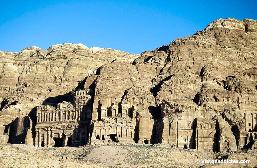 Vista de la fachada de las Tumbas Reales (Petra)