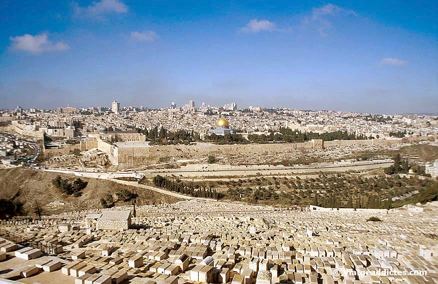 Vista sobre Jersualén y el Cementerio Judío en primer término