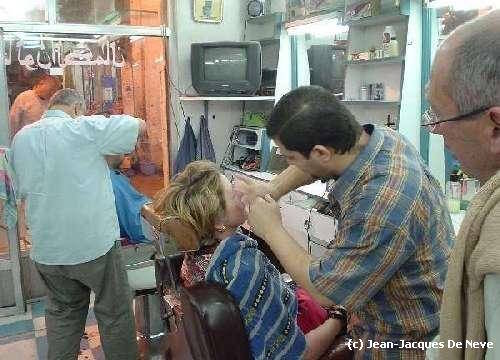 Depilación con hilo en la barbería Al-Kamal
