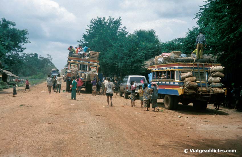 Autobusos «deluxe» en les pistes del sud de Laos