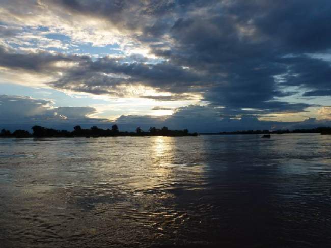 Puesta de sol sobre el Mekong