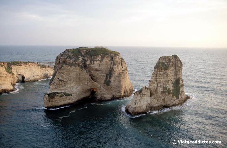 Las Rocas de Raouché frente e la costa de Beirut