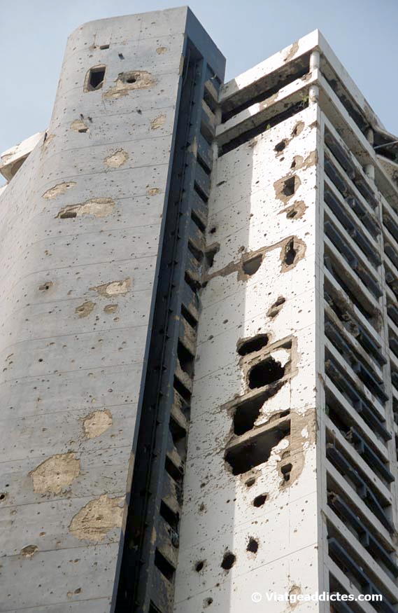 Impactes de projectils sobre la façana del Holiday Inn (Beirut)