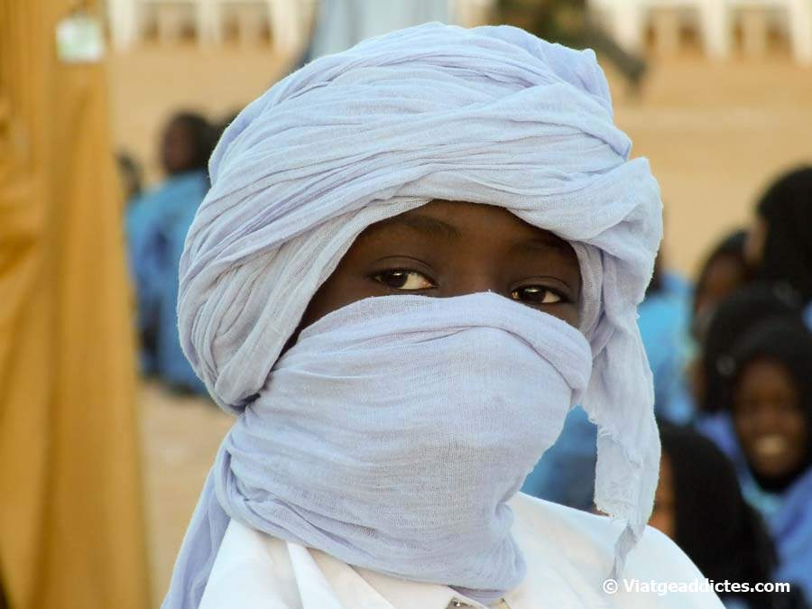 Niño ataviado con el vestido tradicional tuareg