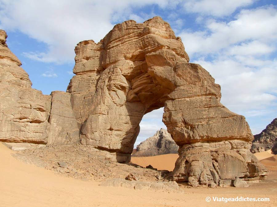 L'impressionant arc de pedra Afozedzhar (Tadrart Acacus)