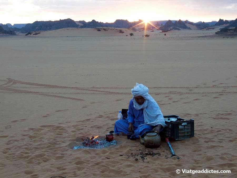 Tuareg preparando el té en mitad de la nada (Tadrart Acacus)