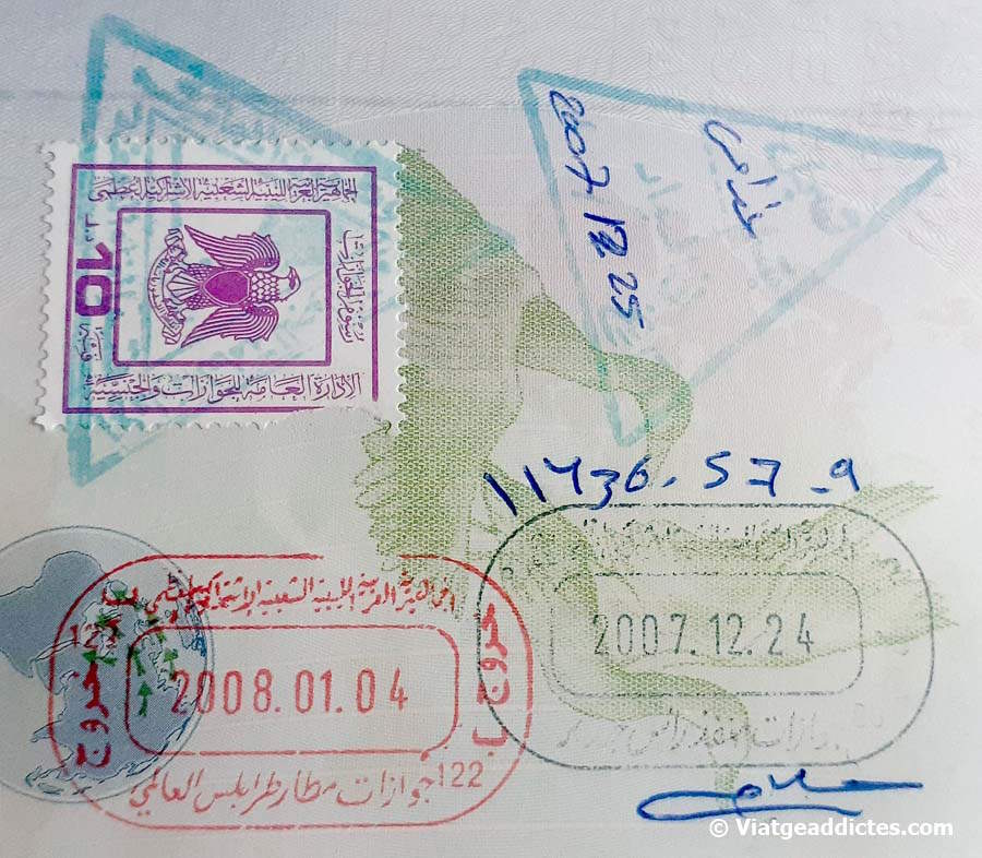 Sellos de entrada y salida de Libia en el pasaporte