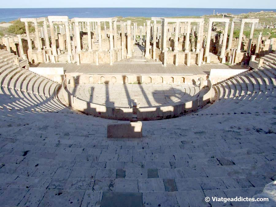 El teatre de Leptis Magna, amb la Mediterrània al fons