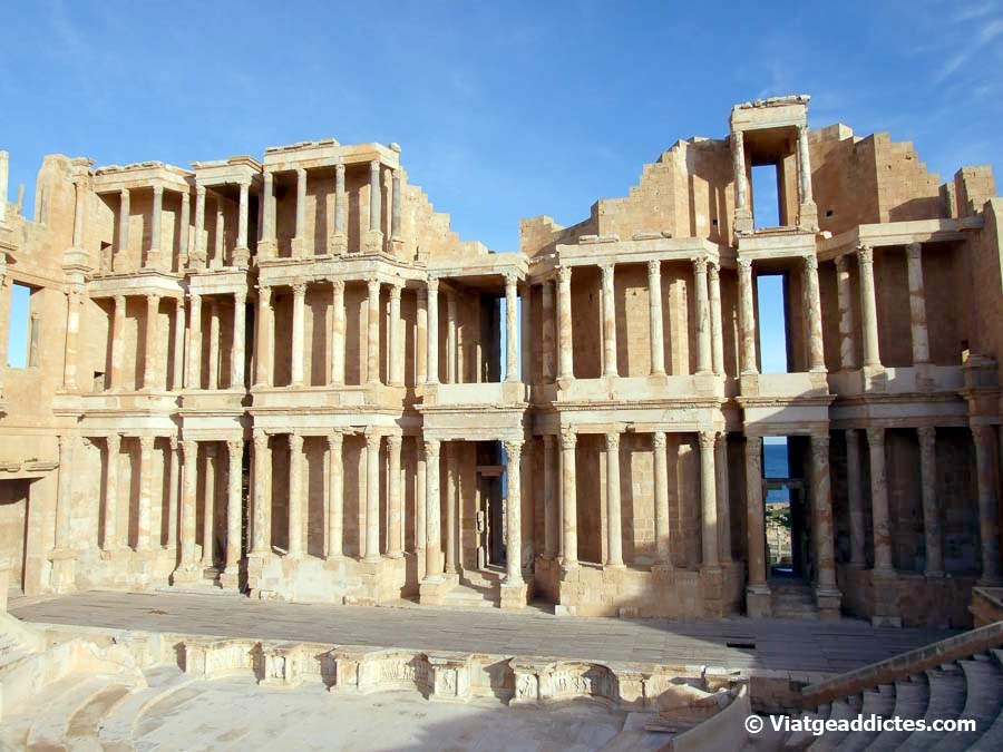 El antiguo teatro romano de Sabratha, con una fachada de tres niveles