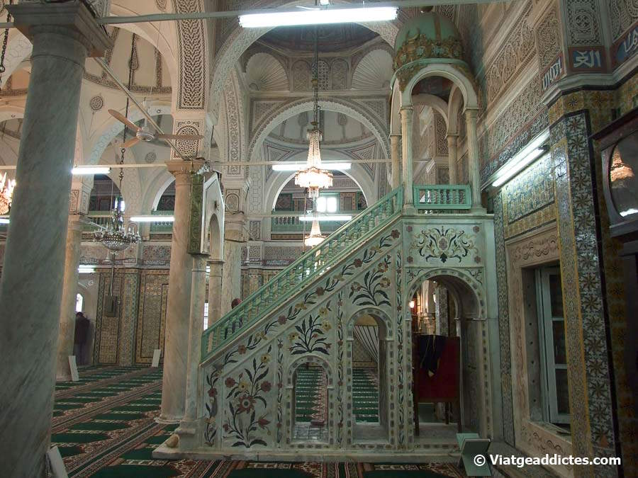 Interior de la bonica mesquita Gurgi, en la medina de Trípoli