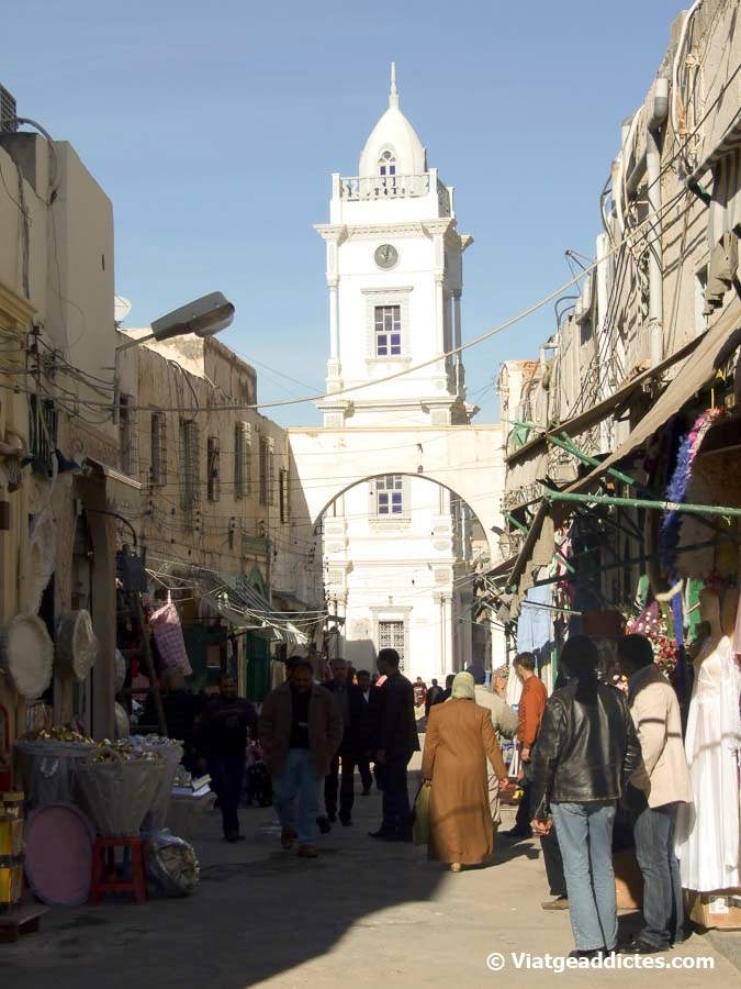 Calle de la medina y la torre del reloj otomana (Trípoli)