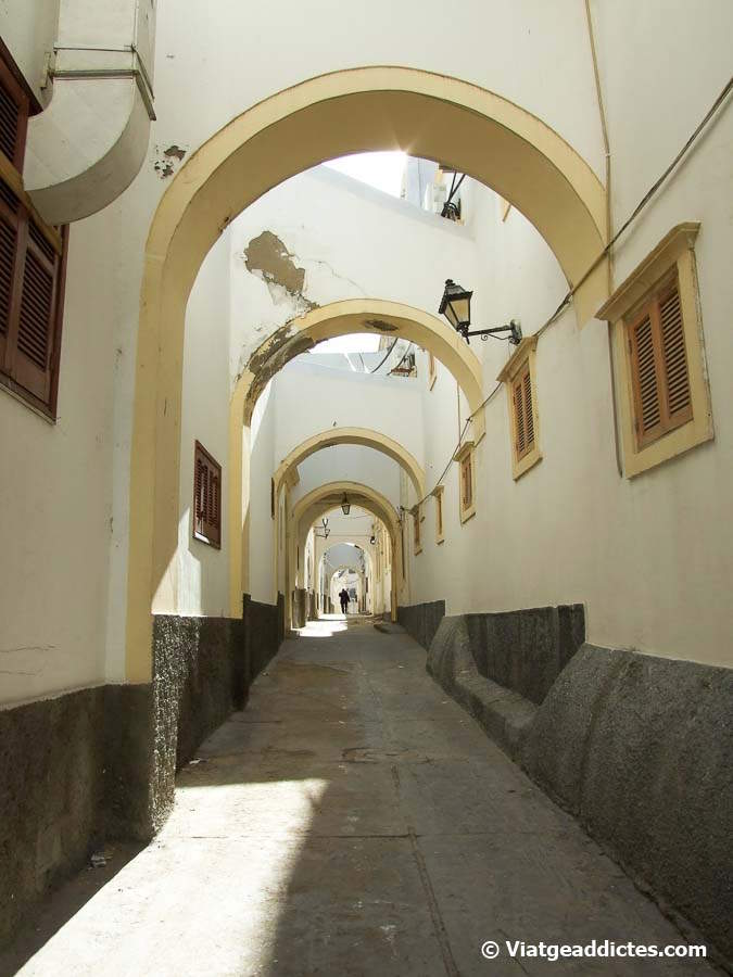 Callejuela con arcos en la medina de Trípoli