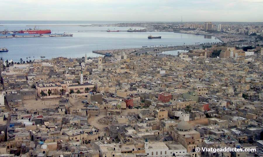 Vistes sobre la medina i la ciutat de Trípoli des de l'hotel Corinthia