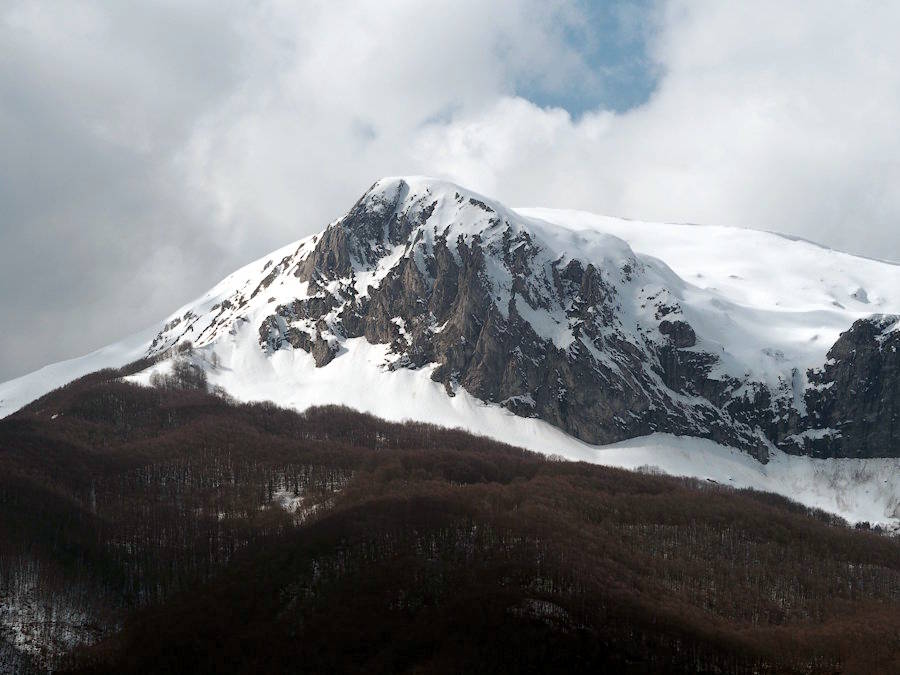 Muntanyes nevades en el Parc Nacional de Mavrovo, a tocar del monestir Saint Jovan Bigorski