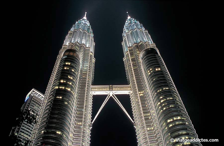 Las Torres Petronas iluminadas por la noche (Kuala Lumpur, Malasia)