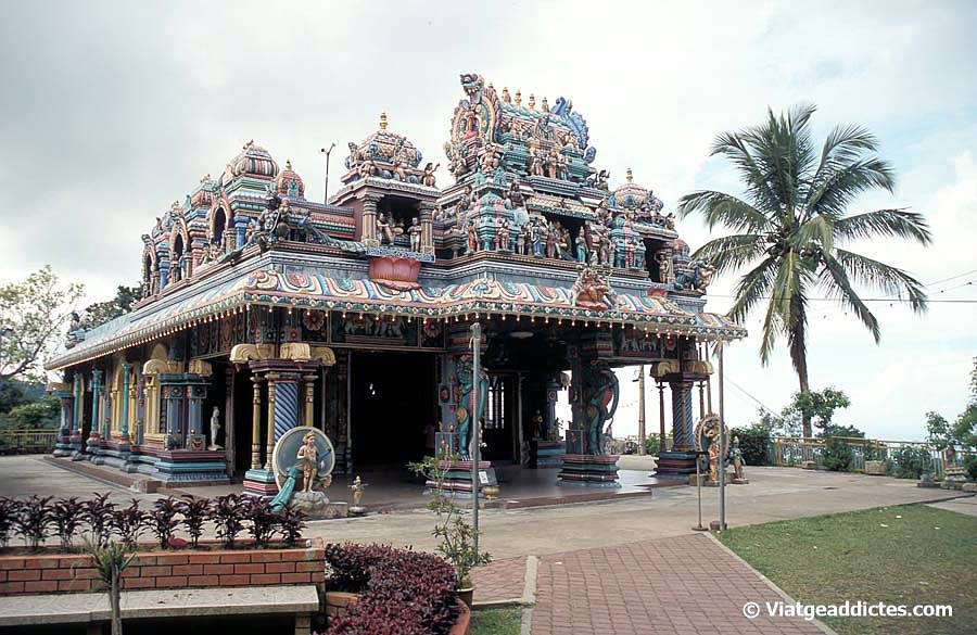 El colorido templo hindú Sri Aruloli Thirumurugan de Penang Hill (Penang, Malasia)