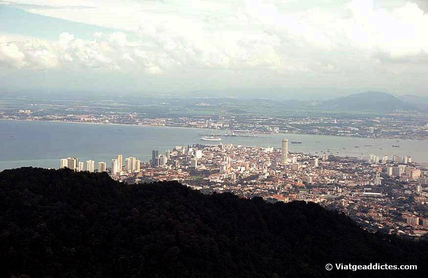 George Town i l'Estret de Malaca des de Penang Hill