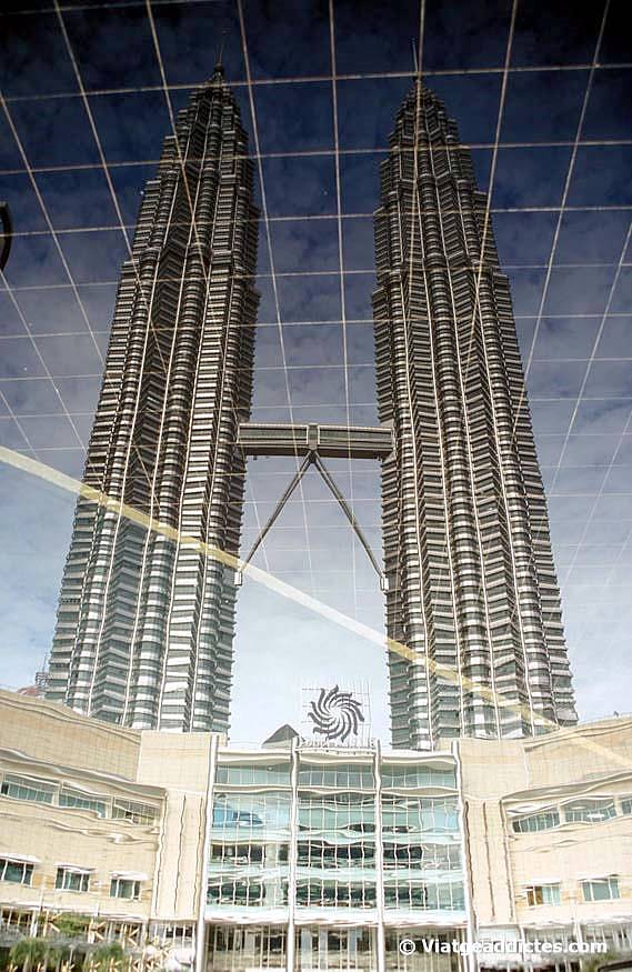 Les torres Petronas reflectides en l'aigua d'una font