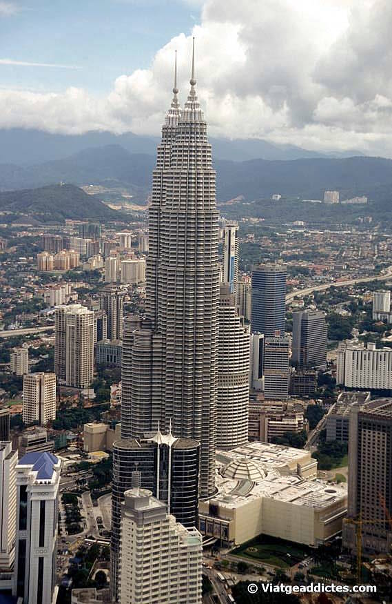 Las torres Petronas vistas desde<br />el mirador de la torre Menara Kuala Lumpur