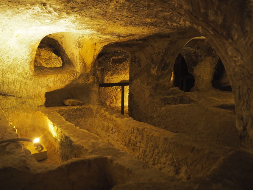 Tombes a l'interior de les Catacombes de St. Paul