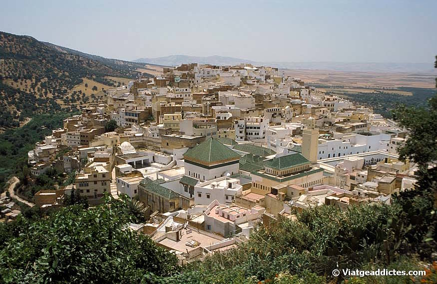 Vista sobre el mausoleu i la població de Moulay Idriss