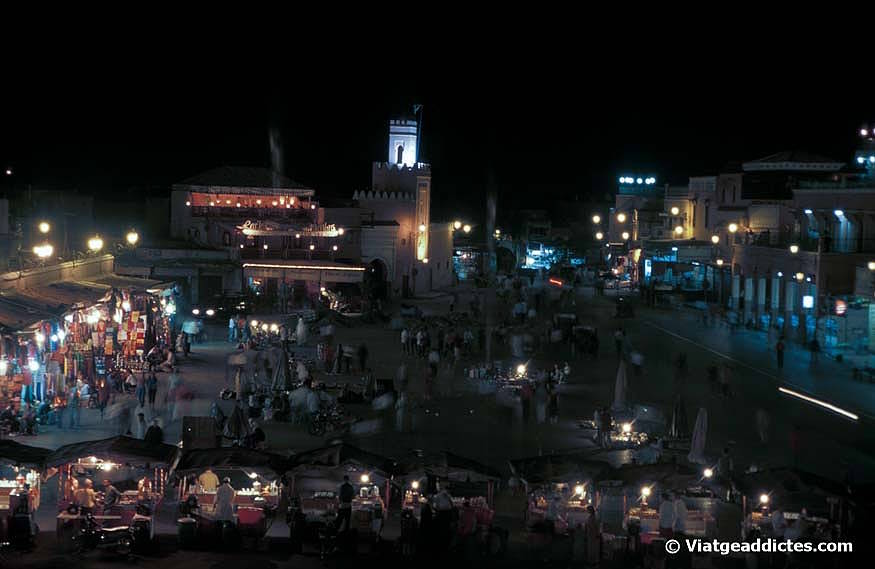 Imatge nocturna de la plaça Djemaa el-Fna de Marràqueix